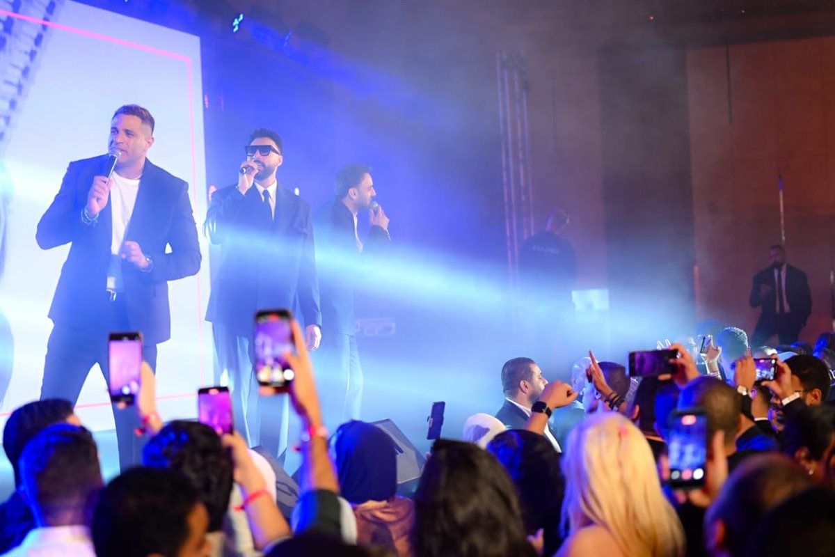 بالصور.. دعابة فريق "واما" مع الجمهور بحفل كامل العدد في القاهرة الجديدة