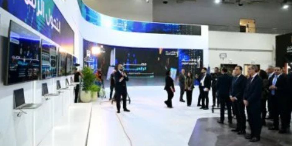 رئيس الوزراء يناقش عددا من خريجى مبادرات وزارة الاتصالات حول مشروعاتهم