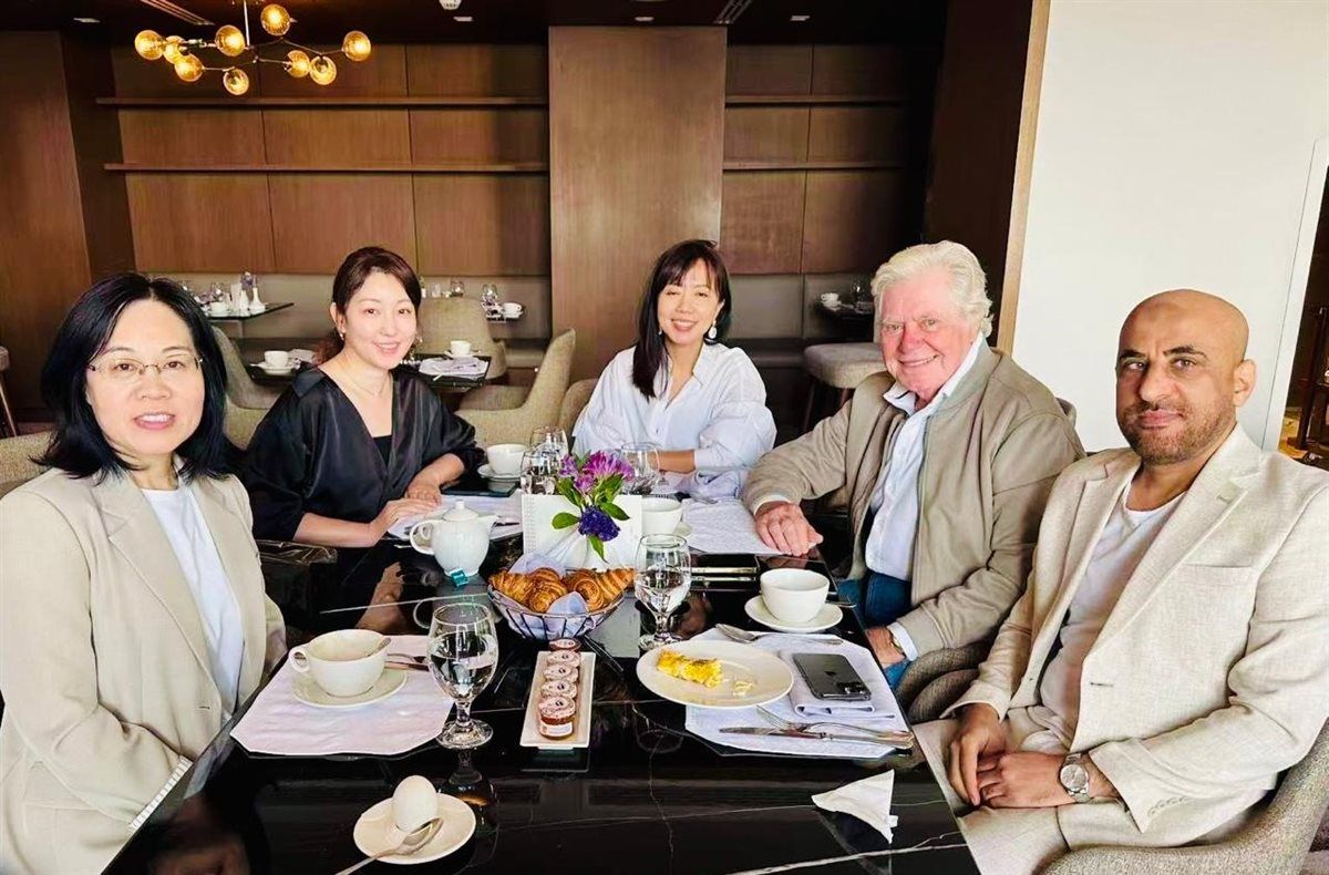 الفنان حسين فهمي يستقبل الوفد الصينى ويهديهم بعض الهدايا التذكارية الخاصة بالمهرجان