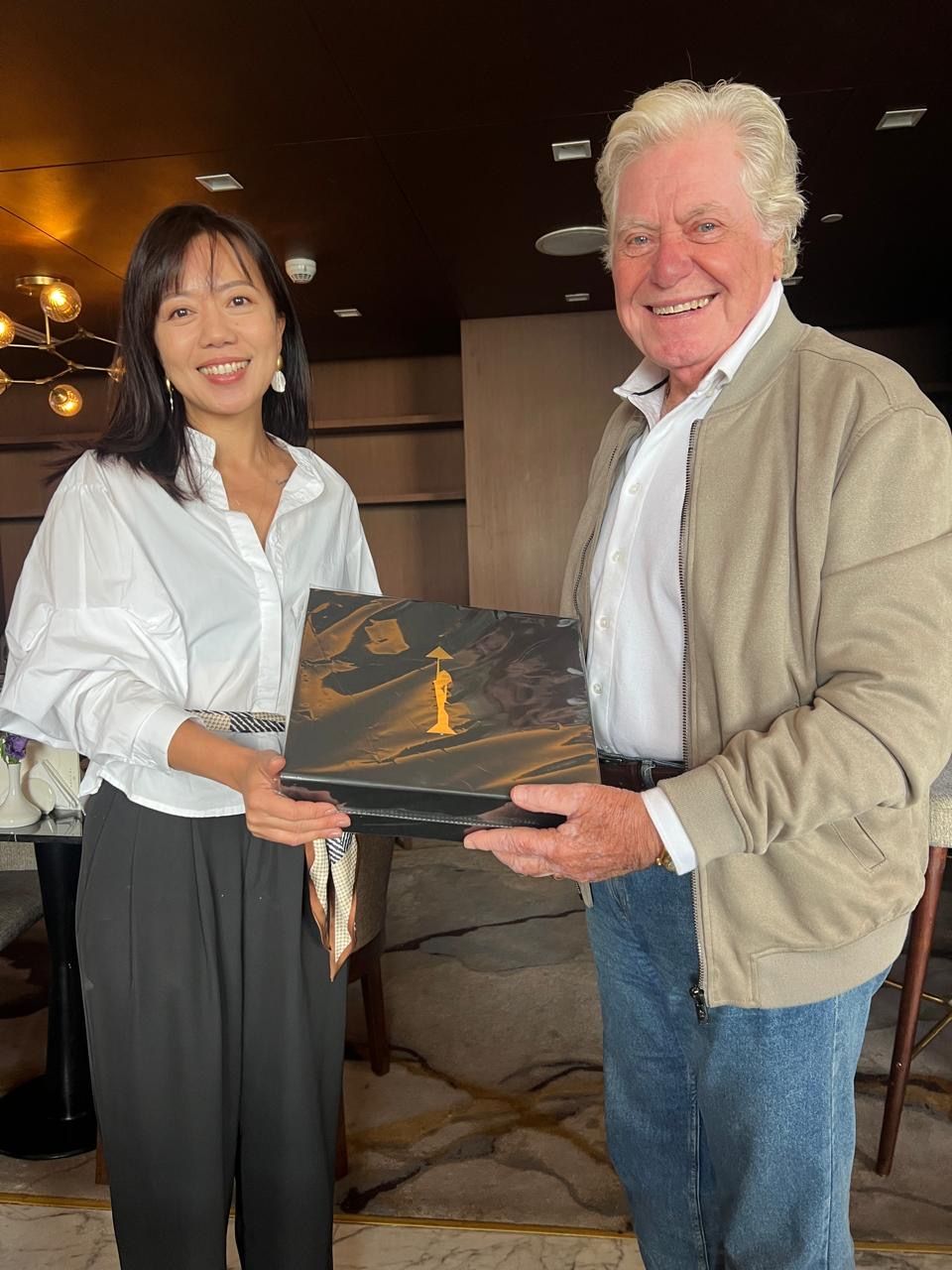 الفنان حسين فهمي يستقبل الوفد الصينى ويهديهم بعض الهدايا التذكارية الخاصة بالمهرجان