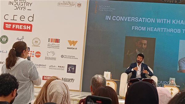 أزدحام شديد بالندوة الحوارية للفنان خالد النبوي بمهرجان القاهره السينمائي