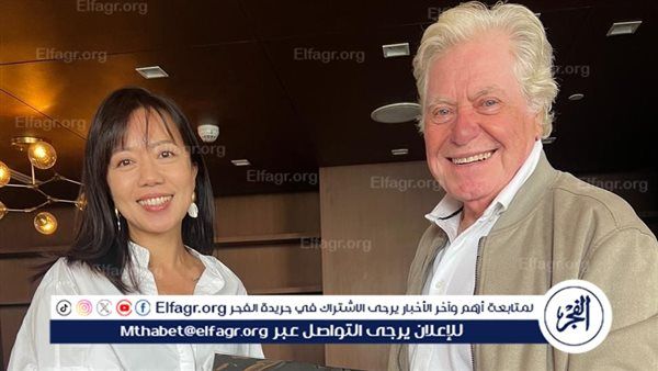 الفنان حسين فهمي يستقبل الوفد الصينى ويهديهم بعض الهدايا التذكارية الخاصة بالمهرجان