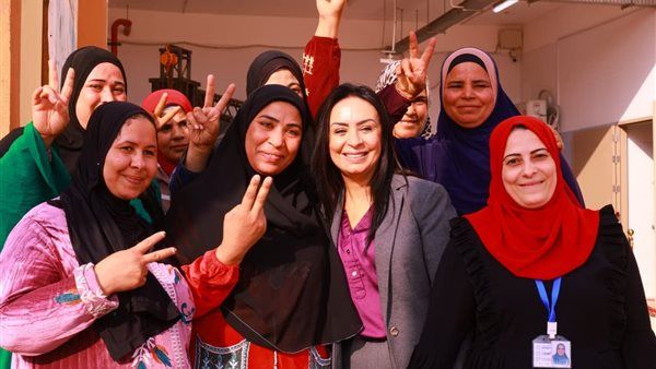 وزيرة التضامن الاجتماعي ومحافظ الفيوم يتابعان المشروعات الإنتاجية بمصنع الغزل والنسيج بالعزب.. ويتفقدان حضانة أبناء العاملات