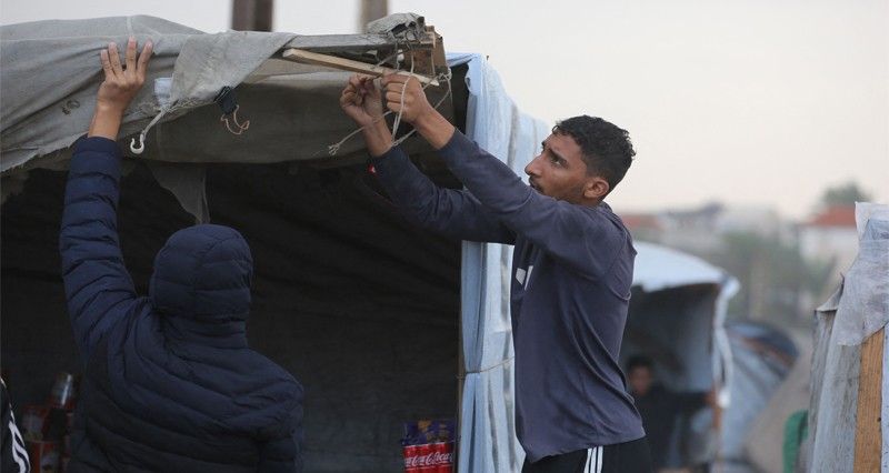 الطقس يفاقم معاناة آلاف العائلات بغزة .. ونيران مكثفة مع تواصل الخروقات «الإسرائيلية»