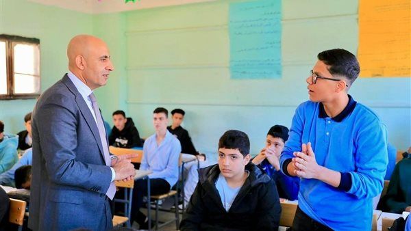 عبد اللطيف يتابع نسب الحضور.. ويجري نقاشا مع الطلاب والطالبات حول المناهج الدراسية المطورة