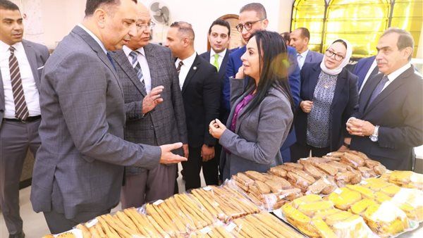 وزيرة التضامن الاجتماعي تتفقد مشروع خدمة المرأة العاملة بالحادقة في الفيوم