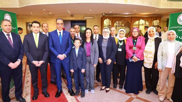 وزيرة التضامن الاجتماعي ومحافظ الفيوم يتفقدان معرض "كنزي" للحرف اليدوية والتراثية بديوان عام المحافظة