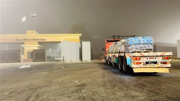 الهلال الأحمر المصري يواصل دعم أهالي غزة بقافلة «زاد العزة» الـ74 محمّلة بمستلزمات شتوية وغذائية وطبية وبترولية