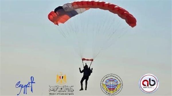 انطلاق المهرجان الدولي للباراموتور والقفز بالمظلات من منطقة أهرامات الجيزة