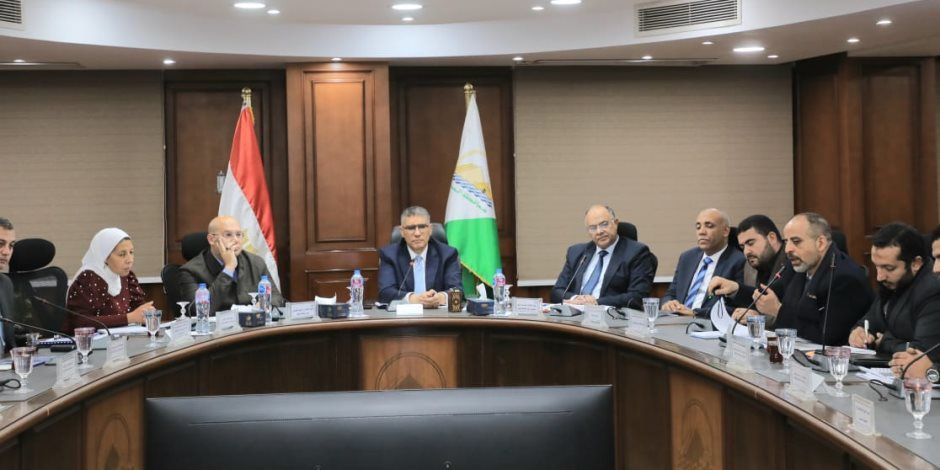 محافظ الجيزة يناقش مشروع إعادة تخطيط «عزبة الصفيح» بأبو رواش في كرداسة