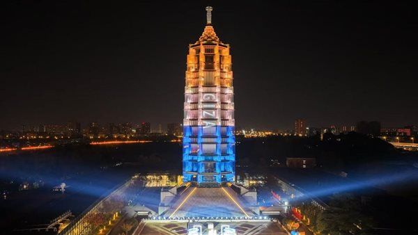 إضاءة برج نانجينغ أحد أبرز رموز العمارة الصينية التقليدية باسم محافظة الجيزة