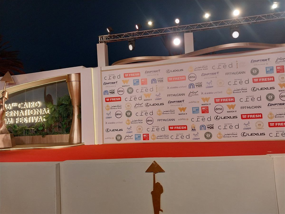 بالصور.. استعدادات حفل ختام مهرجان القاهرة السينمائي الدولي في دورته الـ46