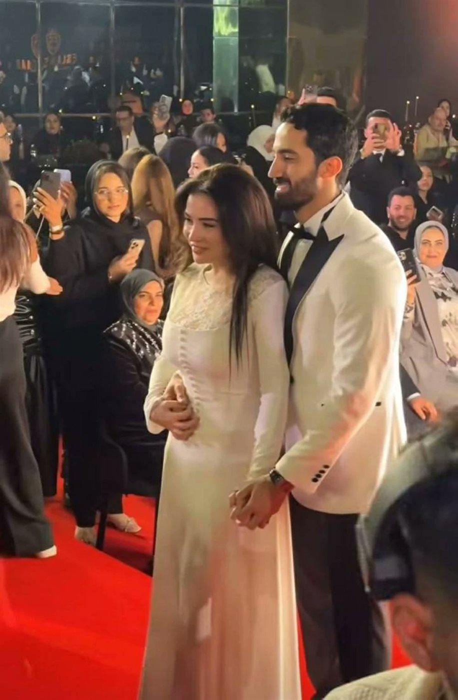 مي عز الدين تخطف الأنظار في أول ظهور رسمي مع زوجها أحمد تيمور بعرض أزياء إسلام سعد