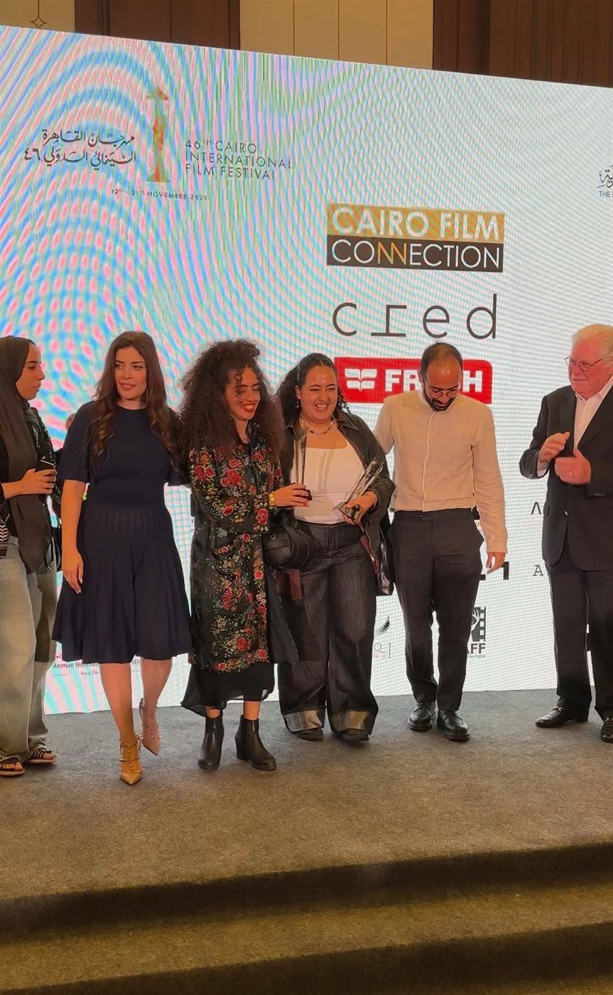 رشا عصفور تقدم جائزة للفيلم الوثائقي عندي أصدقاء آخرون خلال سوق مهرجان القاهرة السينمائي الدولي
