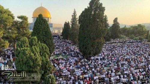 عشرات الآلاف يؤدون صلاة الجمعة في المسجد الأقصى