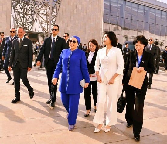 السيدة انتصار السيسى تستقبل قرينة رئيس كوريا بالمتحف الكبير.. وتؤكد: أشعر بالفخر