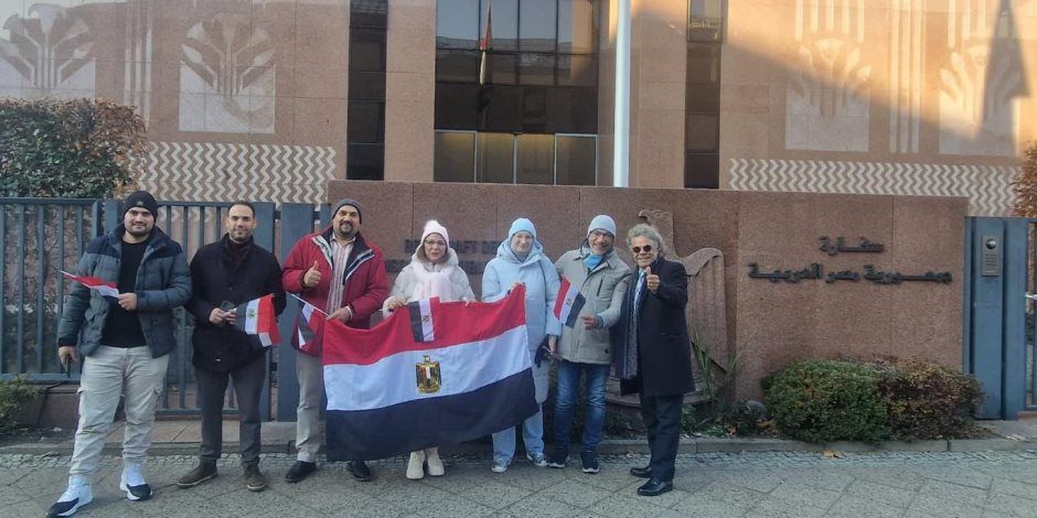 رافعين الأعلام المصرية.. استمرار توافد أبناء الجالية المصرية على سفارة مصر بألمانيا في اليوم الثاني للتصويت بانتخابات مجلس النواب