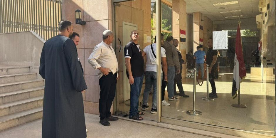 إقبال أبناء الجالية المصرية على سفارة مصر ببيروت في اليوم الثاني للتصويت بانتخابات مجلس النواب