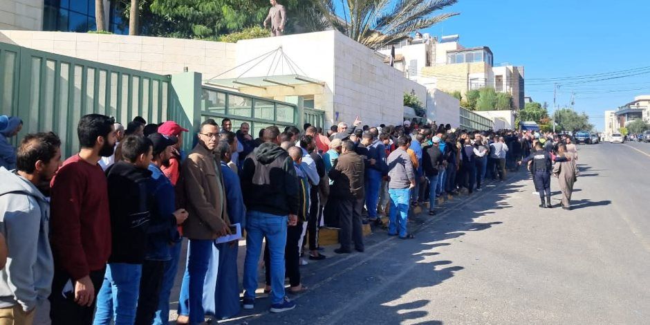 استمرار توافد أبناء الجالية المصرية على سفارة مصر بالأردن في اليوم الثاني للتصويت بانتخابات مجلس النواب