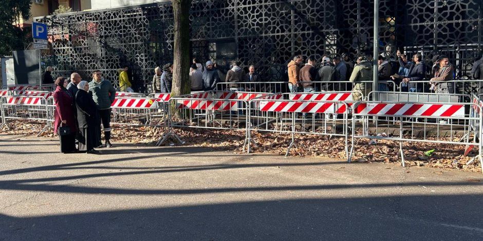 استمرار توافد أبناء الجالية المصرية على القنصلية المصرية بميلانو في اليوم الثاني للتصويت بانتخابات مجلس النواب