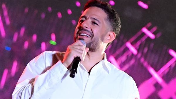 بـ لوك "كاجوال" وحضور ضخم.. حماقي يتألق بحفل استثنائي لطلاب الإسكندرية