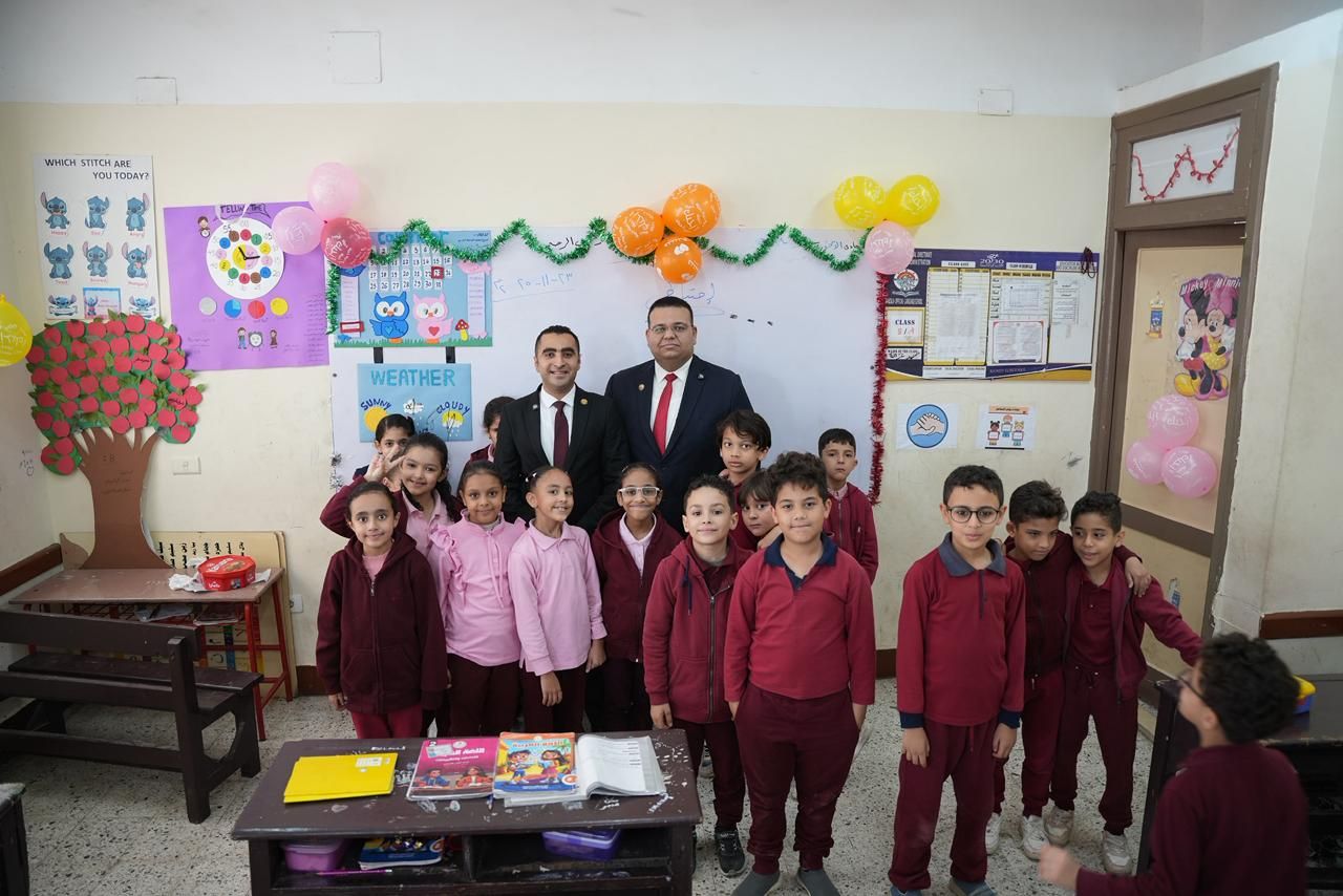 مدير نيابة المنزلة يدعم الطفلة حور "ضحية التنمر" ويصطحبها للمدرسة ويوزع الحلوى على التلاميذ