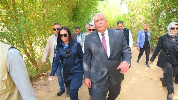 وزيرة التضامن الاجتماعي تتفقد مشروع مزرعة الوقف الخيري بقرية المنيرة بالوادي الجديد