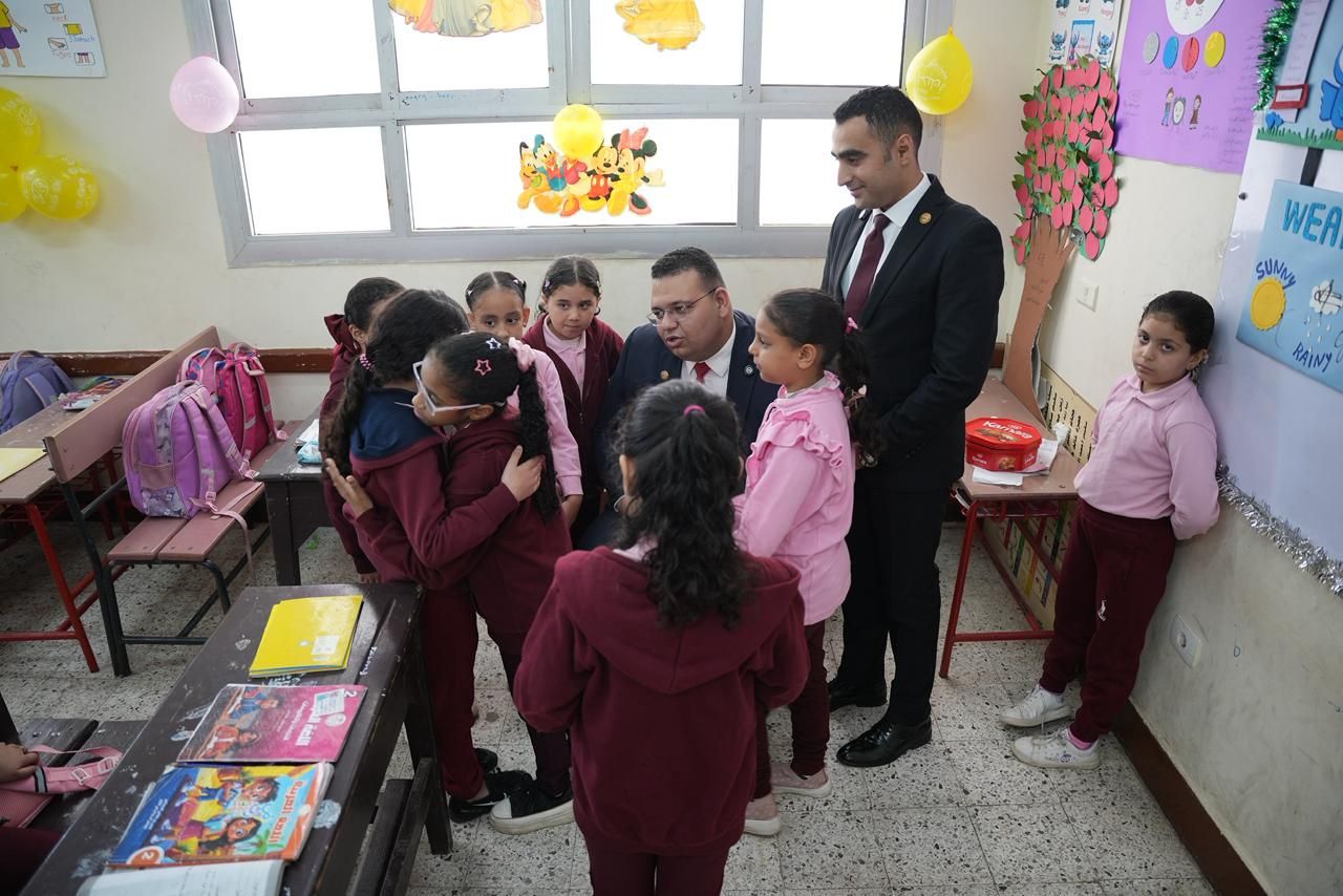 مدير نيابة المنزلة يدعم الطفلة حور "ضحية التنمر" ويصطحبها للمدرسة ويوزع الحلوى على التلاميذ