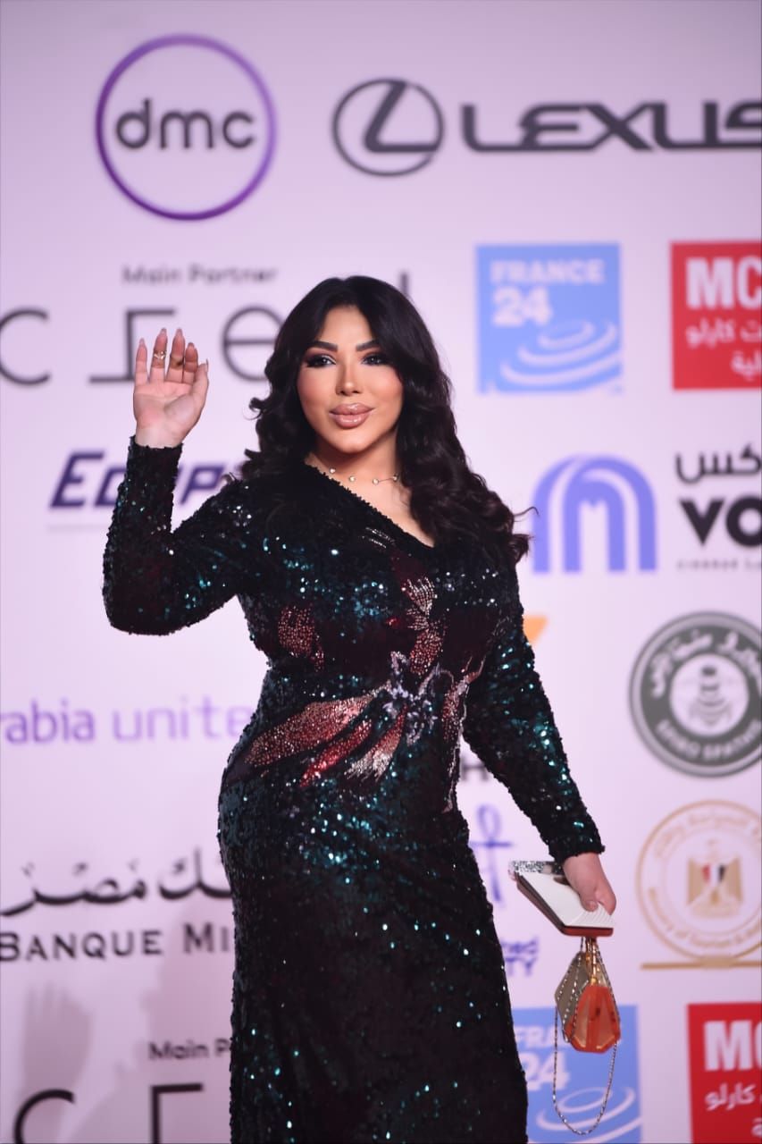 بفستان زيتي ملكي.. غادة إبراهيم تشعل ختام مهرجان القاهرة وتتصدر أهتمام السوشيال ميديا