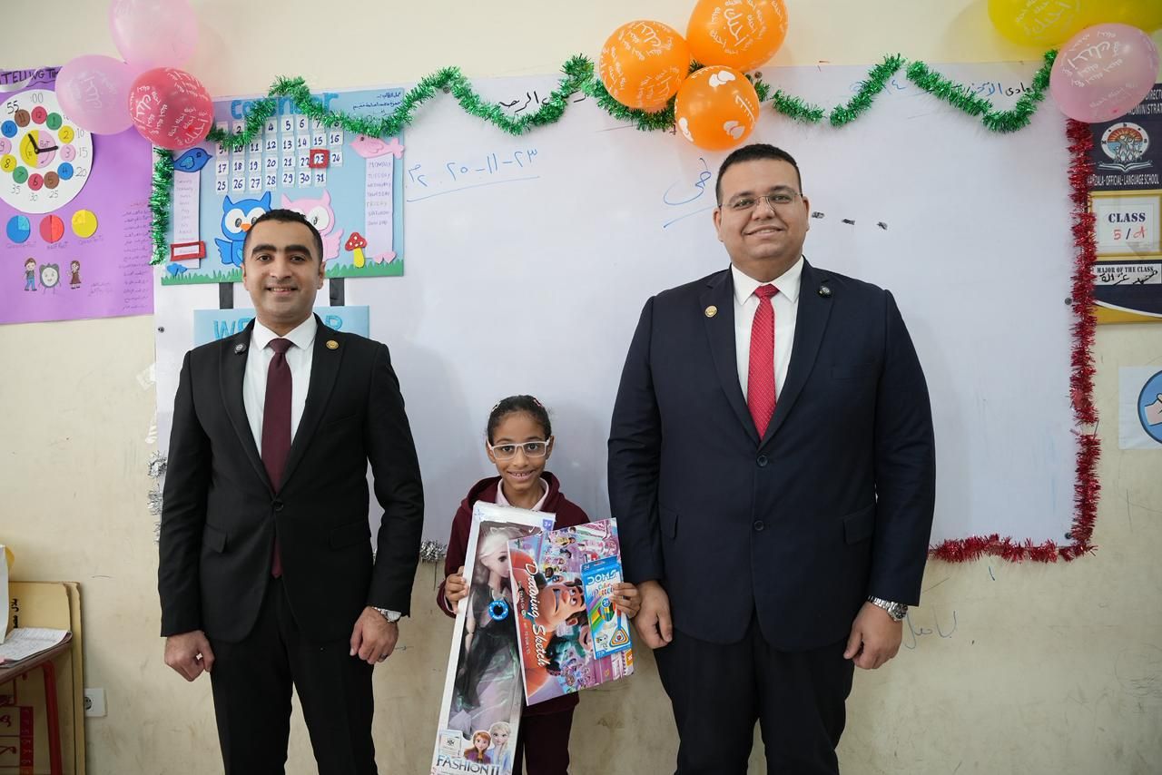 مدير نيابة المنزلة يدعم الطفلة حور "ضحية التنمر" ويصطحبها للمدرسة ويوزع الحلوى على التلاميذ