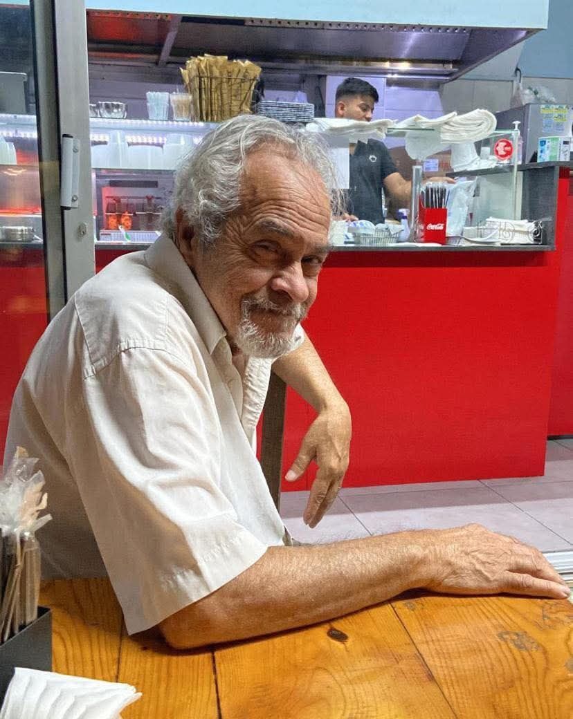 رحيل موجع في عائلة سيمون… الفنانة تنعي خالها جون عزيز بصورة مؤثرة ورسالة كسرت قلوب متابعيها