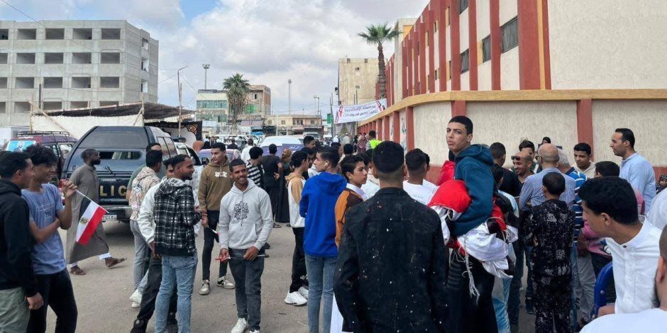 رئيس لجنة يستقبل كفيفا لمساعدته للإدلاء بصوته فى انتخابات مجلس النواب بالمطرية