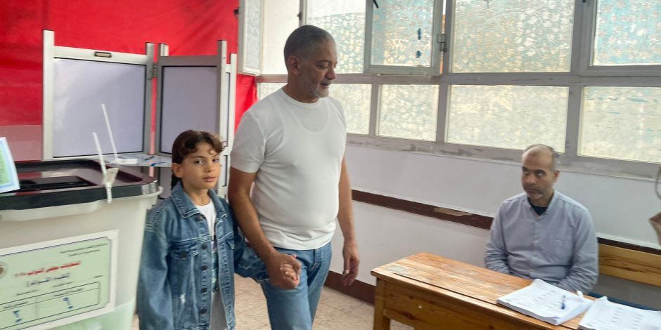 الفنان مجدى بدر يدلى بصوته فى انتخابات النواب برفقة ابنته.. صور