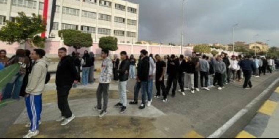 فى انتخابات النواب .. طوابير أمام لجان التجمع الخامس قبل فتح أبواب اللجان