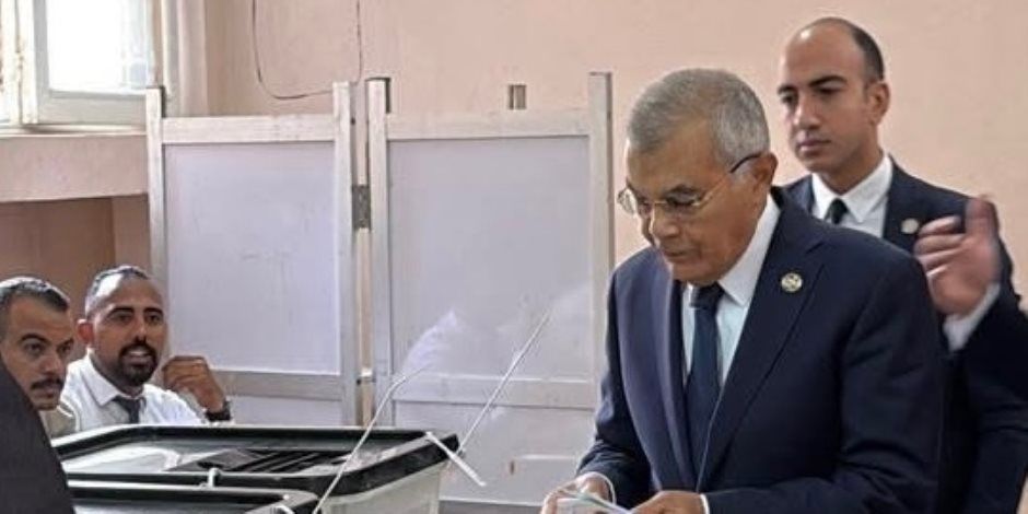 رئيس مجلس الشيوخ يدلي بصوته في انتخابات النواب بالمعادي