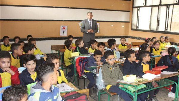 وكيل أول وزارة التربية والتعليم بالجيزة يُجري جولة مفاجئة للتأكد من انضباط المدارس واستقرار العملية التعليمية
