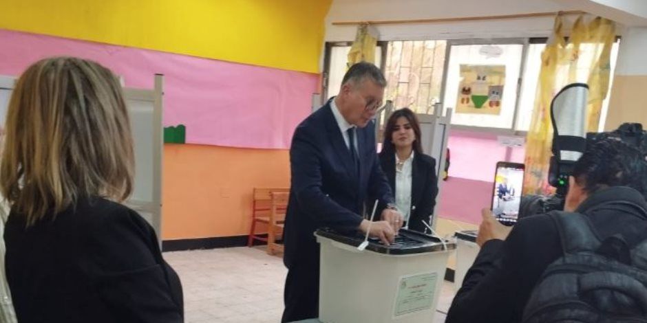 وزير البترول يدلي بصوته في انتخابات النواب بالتجمع الخامس