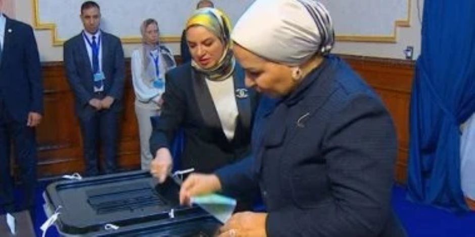السيدة انتصار السيسى تدلى بصوتها فى انتخابات مجلس النواب