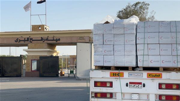 الهلال الأحمر المصري يدفع بأكثر من 11 ألف طن مساعدات غذائية وطبية وشتوية عبر قافلة «زاد العزة» الـ 79 إلى غزة