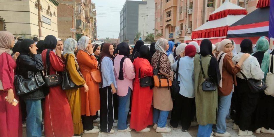 توافد الناخبين على لجان الاقتراع بالقاهرة للإدلاء بأصواتهم في انتخابات مجلس النواب 2025