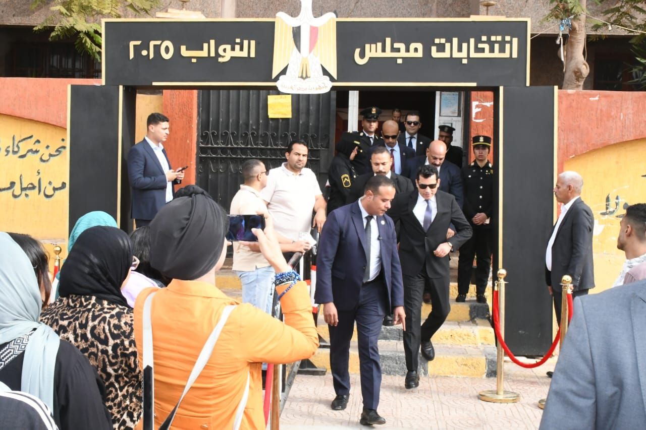 وزير الشباب والرياضة يدلى بصوته فى انتخابات مجلس النواب بالشروق