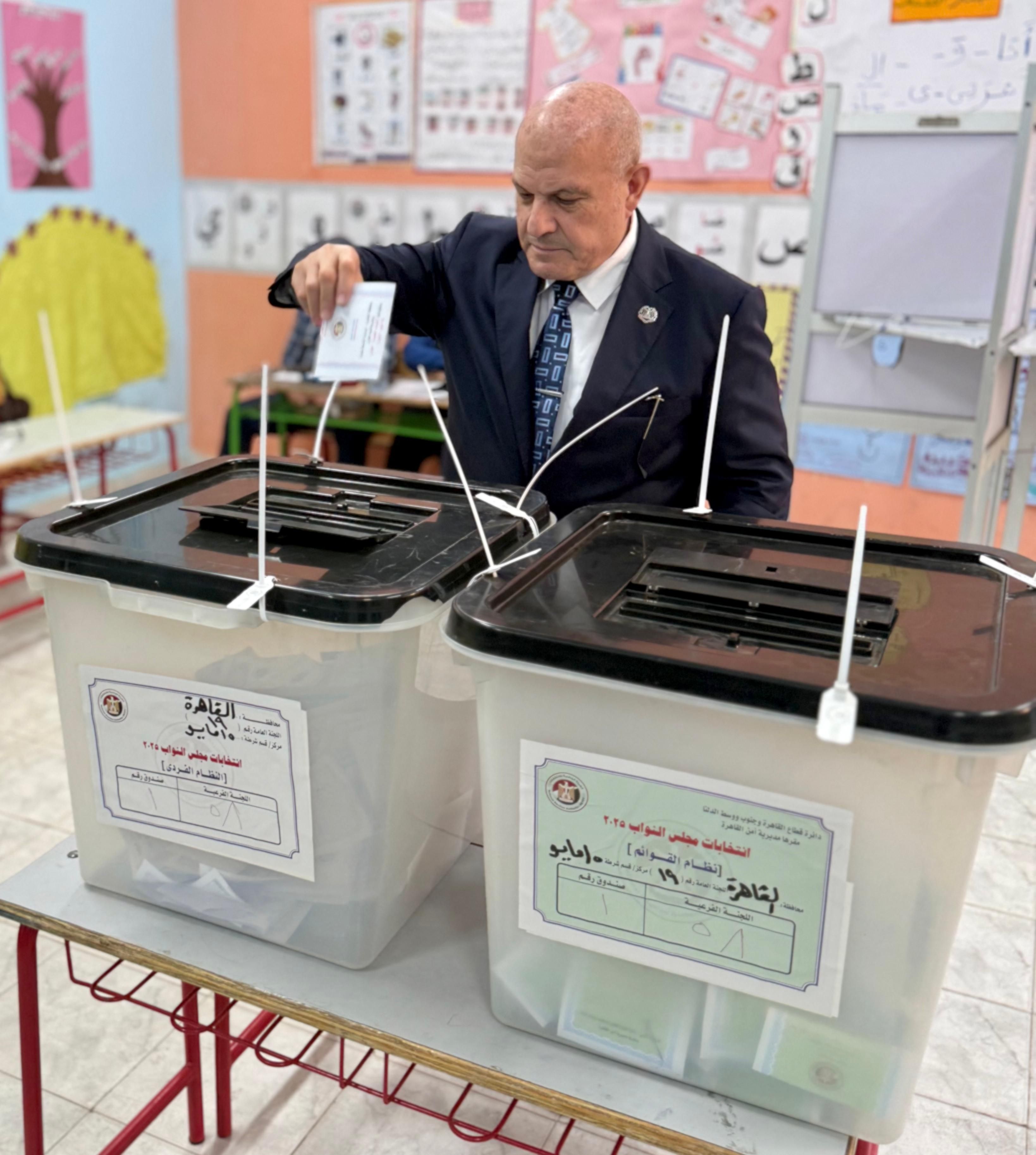 رئيس هيئة النيابة الإدارية يدلي بصوته في انتخابات مجلس النواب 2025