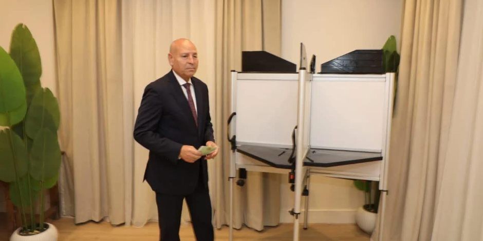 محافظ القاهرة يدلي بصوته في انتخابات مجلس النواب بلجنة مدرسة القناة بالمعادي