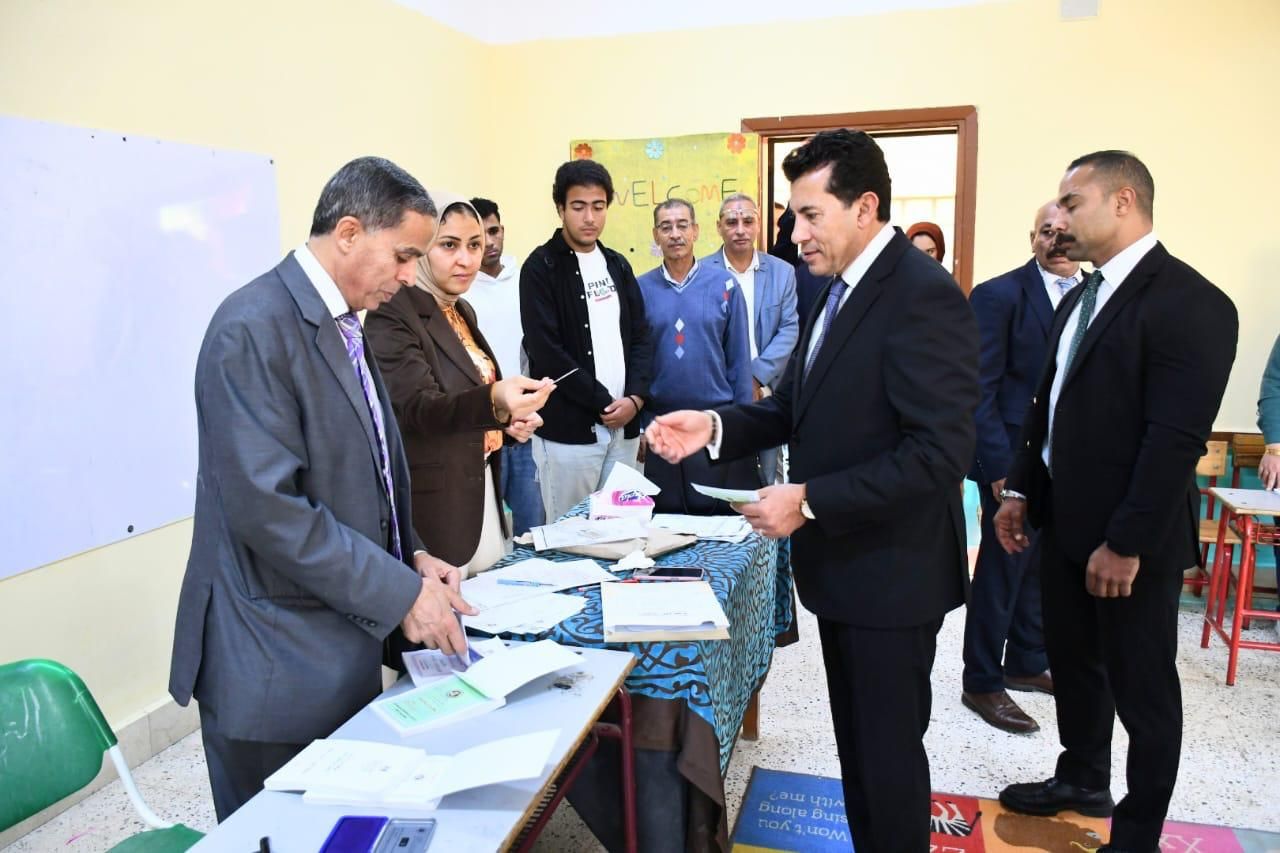 وزير الشباب والرياضة يدلى بصوته فى انتخابات مجلس النواب بالشروق