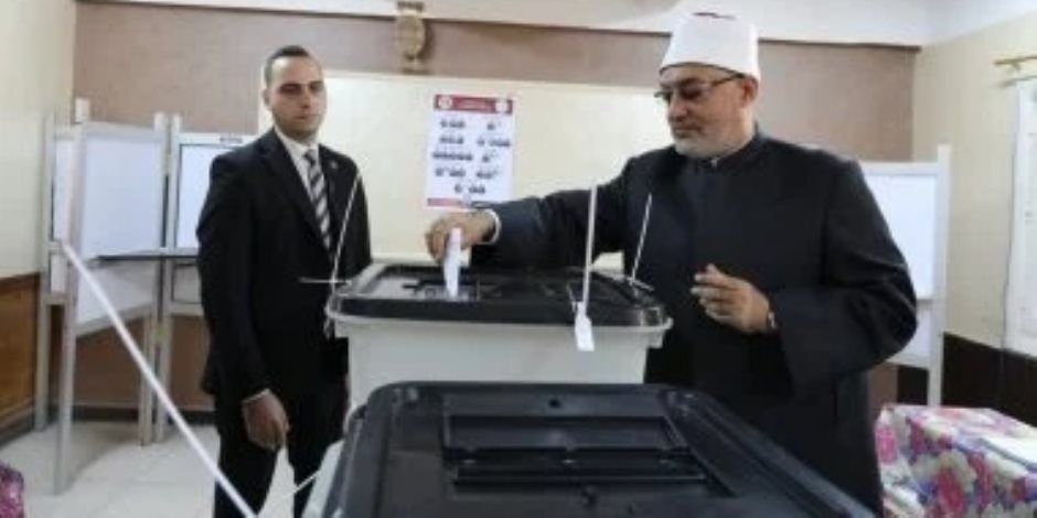 مفتى الجمهورية يدلى بصوته فى انتخابات النواب ويؤكد: التزام وطنى وتكليف شرعى