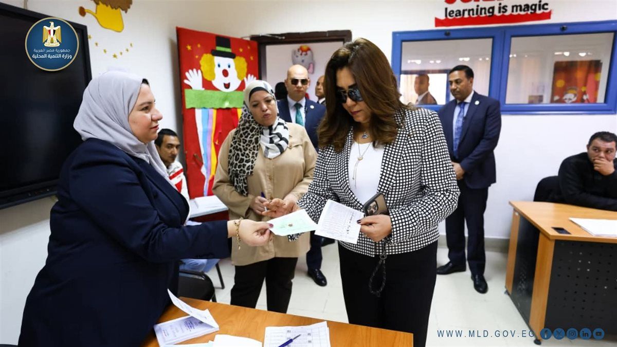 وزيرة التنمية المحلية تُدلي بصوتها في انتخابات مجلس النواب 2025 بالتجمع الأول