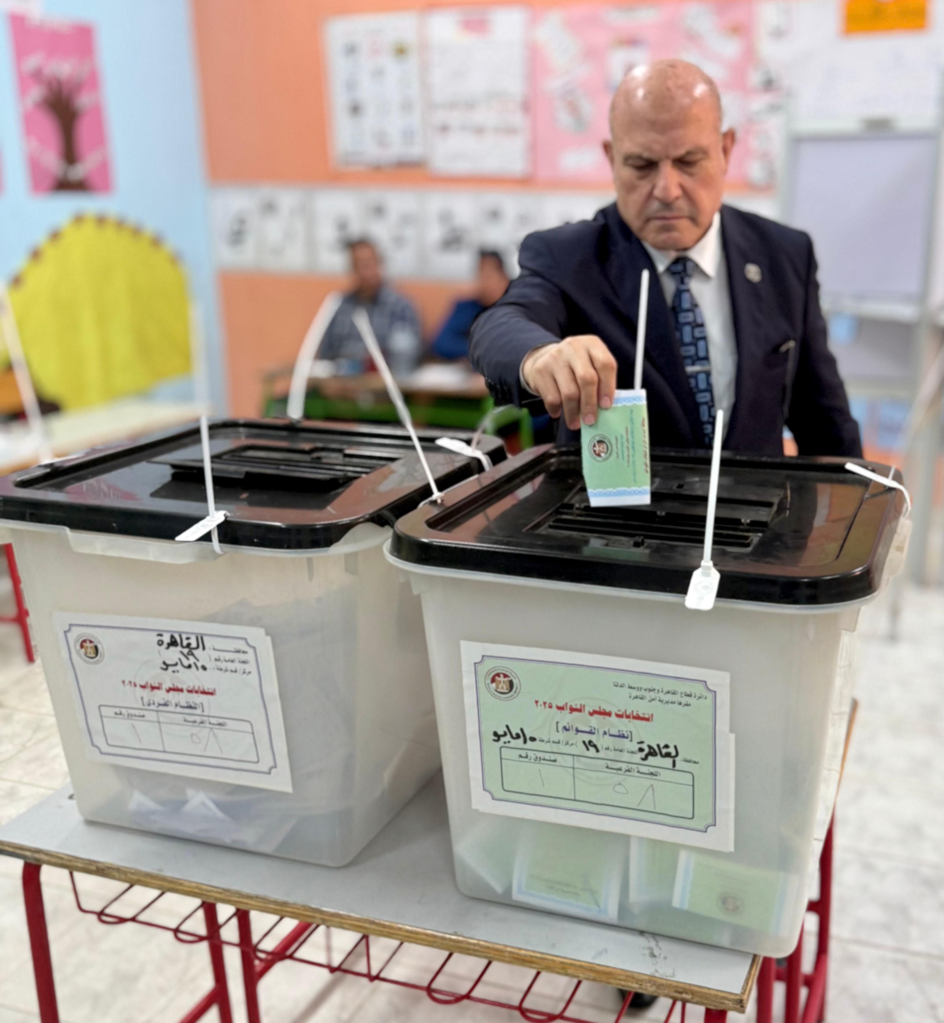 رئيس هيئة النيابة الإدارية يدلي بصوته في انتخابات مجلس النواب 2025