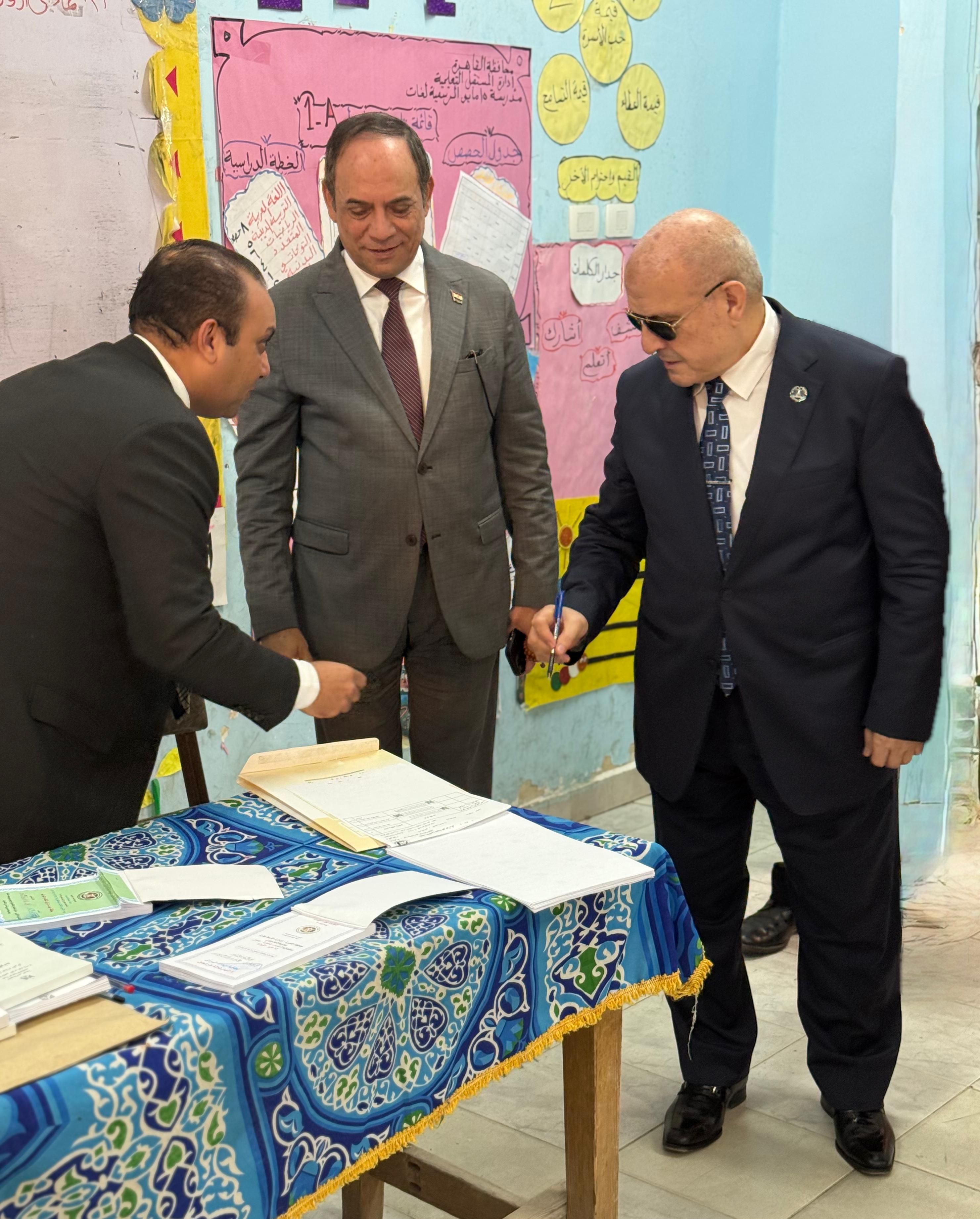 رئيس هيئة النيابة الإدارية يدلي بصوته في انتخابات مجلس النواب 2025