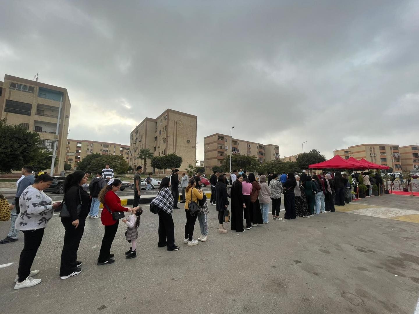 طوابير الناخبين أمام لجان التجمع الخامس قبل فتح أبواب اللجان فى انتخابات النواب