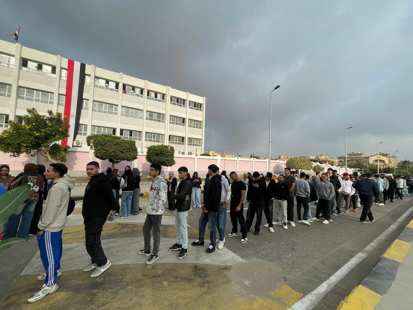 طوابير الناخبين أمام لجان التجمع الخامس قبل فتح أبواب اللجان فى انتخابات النواب